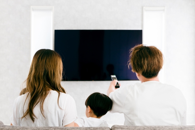 テレビを見る家族の画像