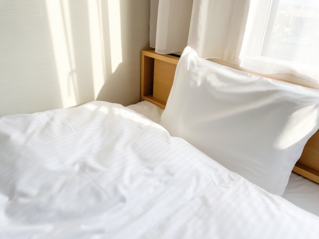 白い掛布団と枕の寝具