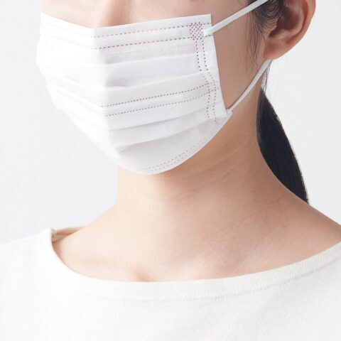 不織布マスクを着用している女性の顔