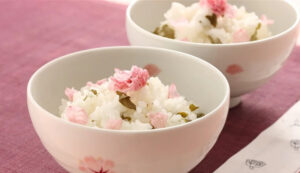 桜のイラストが描かれたご飯茶碗に入った桜ごはん