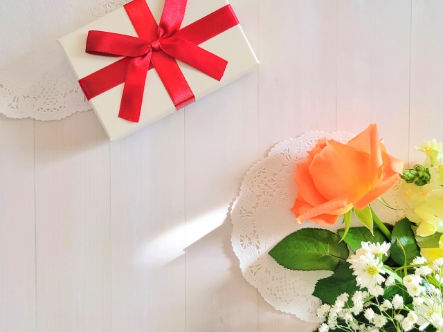 プレゼントと花束の画像