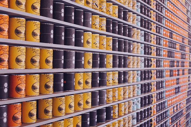 数種類の缶が均等に陳列棚に並んでいる
