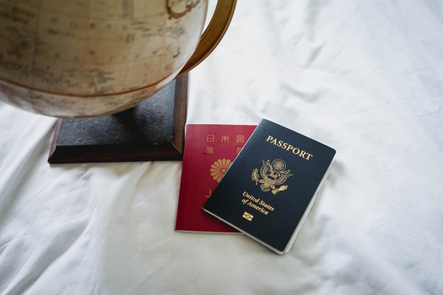 パスポートと地球儀の画像