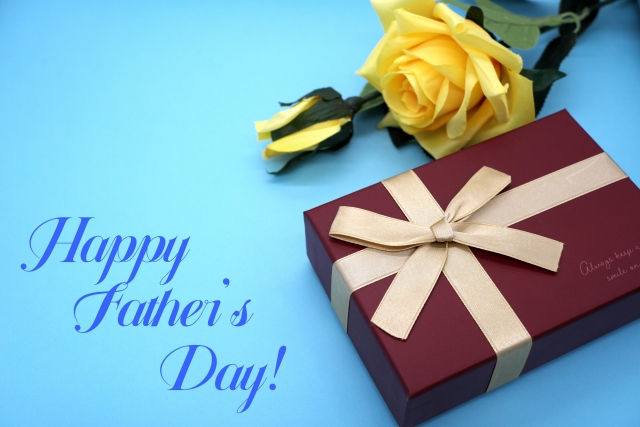 黄色いバラとプレゼントが置いてあって、happy father's dayの文字が書いている