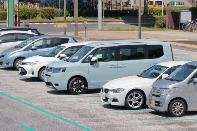 駐車場に車が並んでとまっている